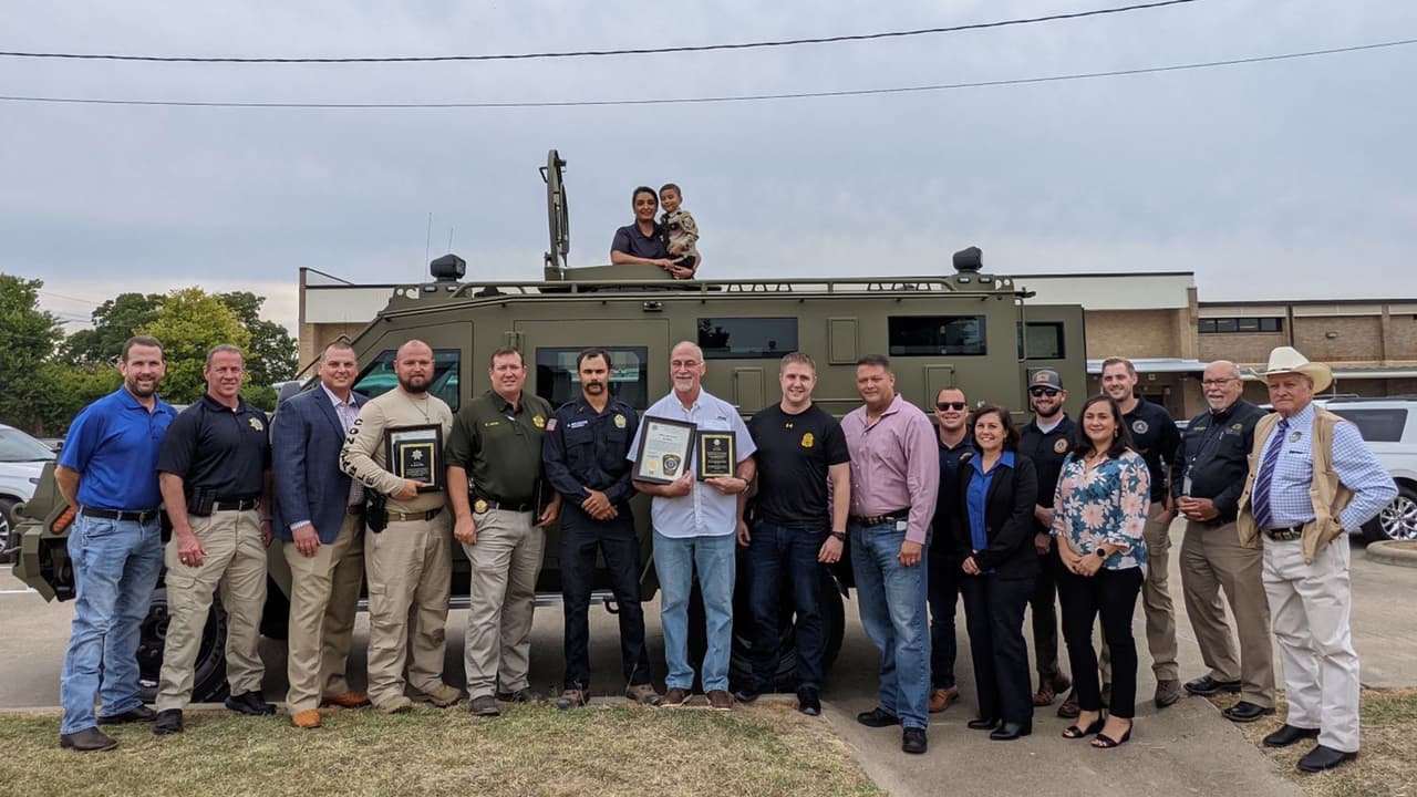 Pasó el día hablando con la oficiales que lo encontraron con vida y fue nombrado oficial subalterno de la oficina del sheriff del condado Grimes.