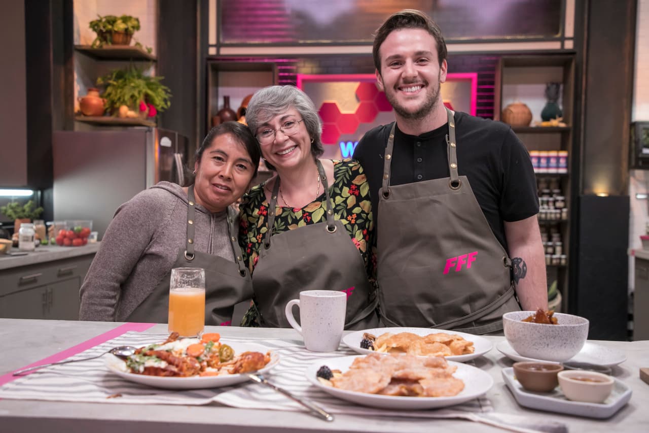 Los Toledo fueron los últimos en ser evaluados. Como primer plato presentaron sopa tarasca, el siguiente fueron enchiladas michoacanas y cerraron con buñuelos (la chef Belén Alonso halagó su mermelada). Los participantes se llevaron muy buenas críticas de los jueces.