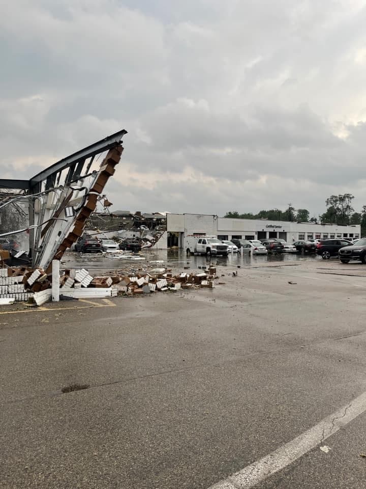 Mientras el Servicio Meteorológico Nacional trabaja para superar cualquier daño, las primeras imágenes muestran un camino de destrucción en un concesionario de automóviles en Trevose, Pensilvania.