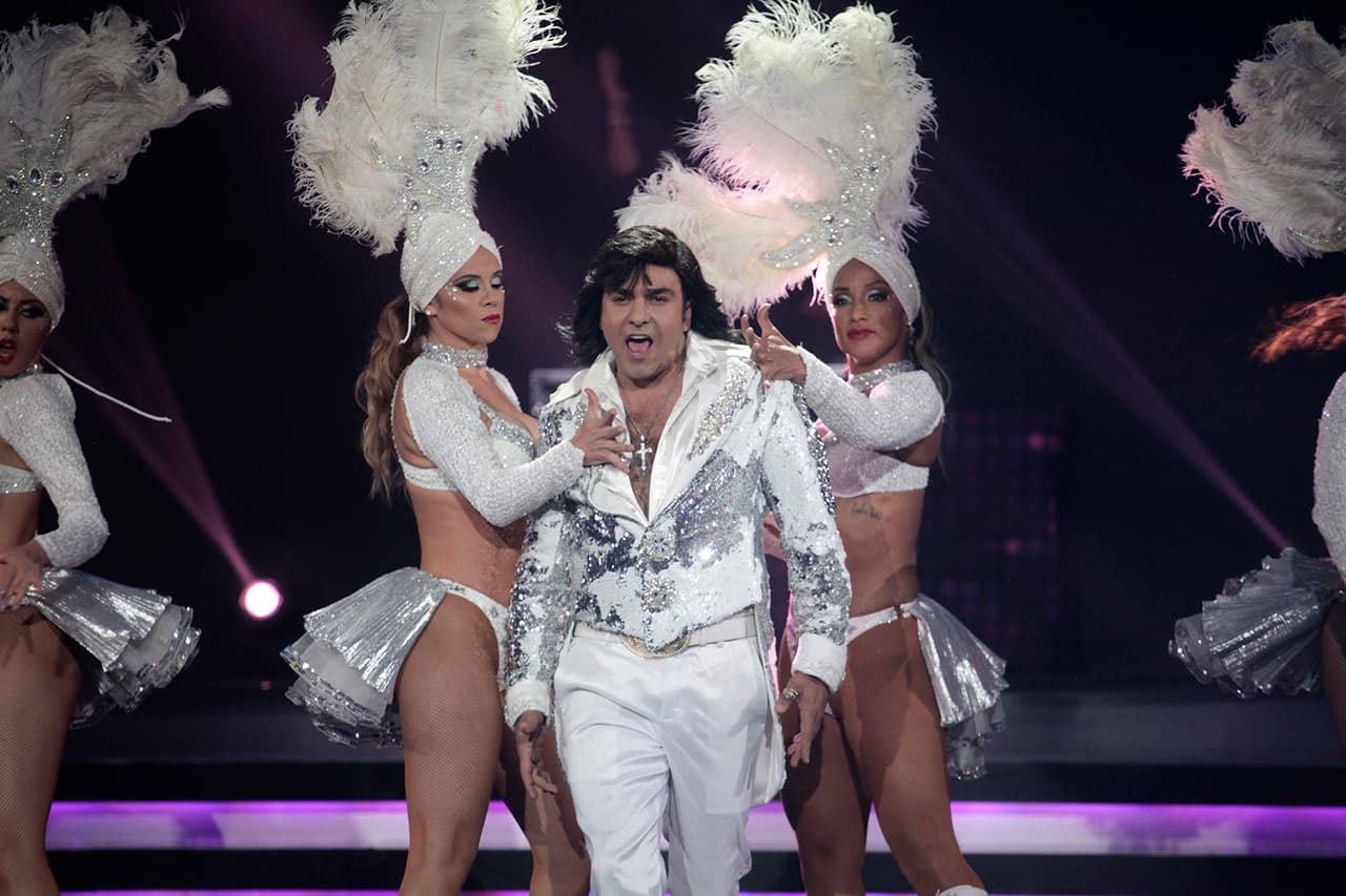 Hoy, casi treinta años después, es Albertano Santacruz quien hace suyo el tema y, a manera de homenaje, lo interpreta frente a quien lo hiciera famoso.