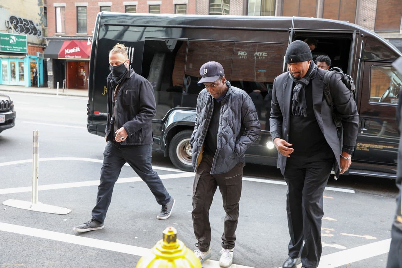 Chris Rock fue captado así a su llegada a Boston.