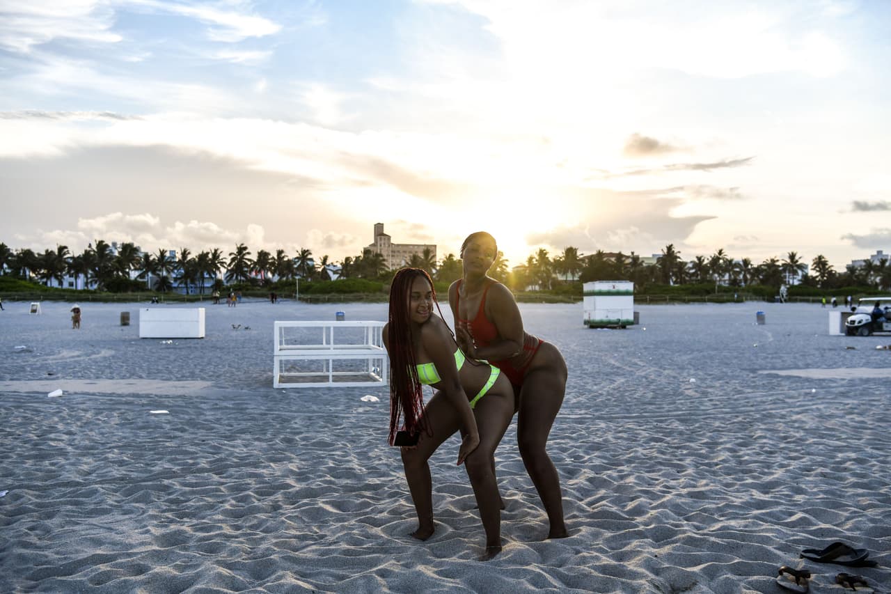 Trasmiten el virus por “las fiestas de graduación, porque salen más y porque están haciendo cosas diferentes”, aseguró el gobernador.
<br>