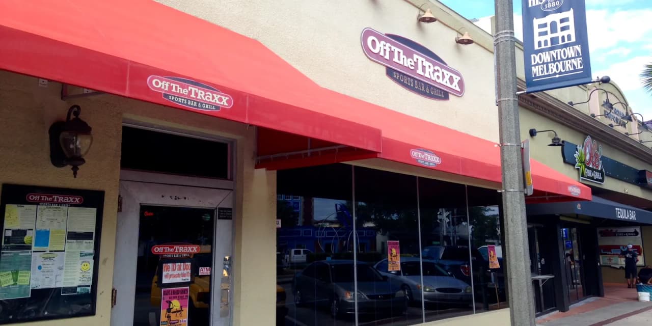 Investiga policía un tiroteo dentro de un bar de Melbourne que dejó un muerto y un herido 