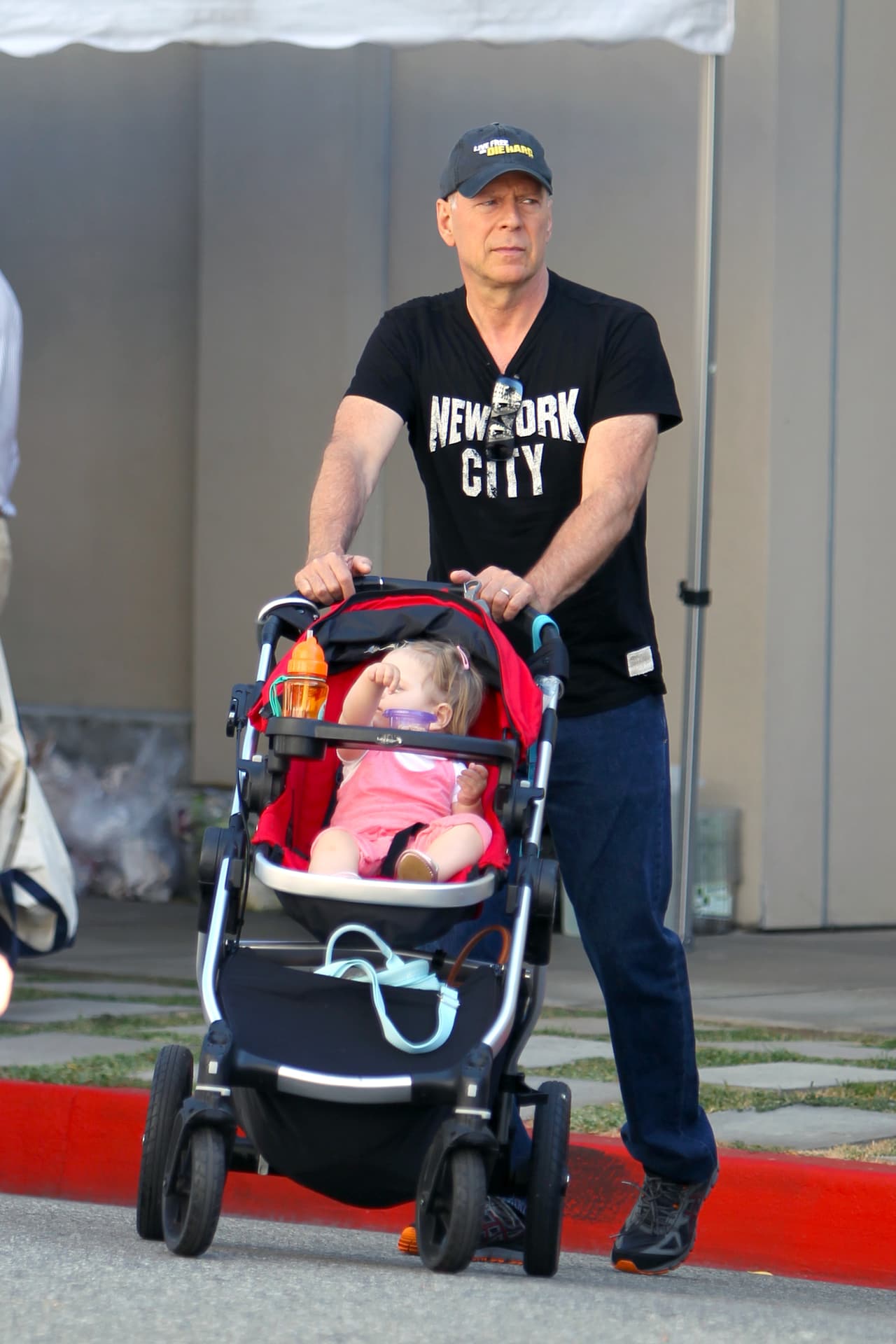 Bruce Willis en su papel de papi consentidor.