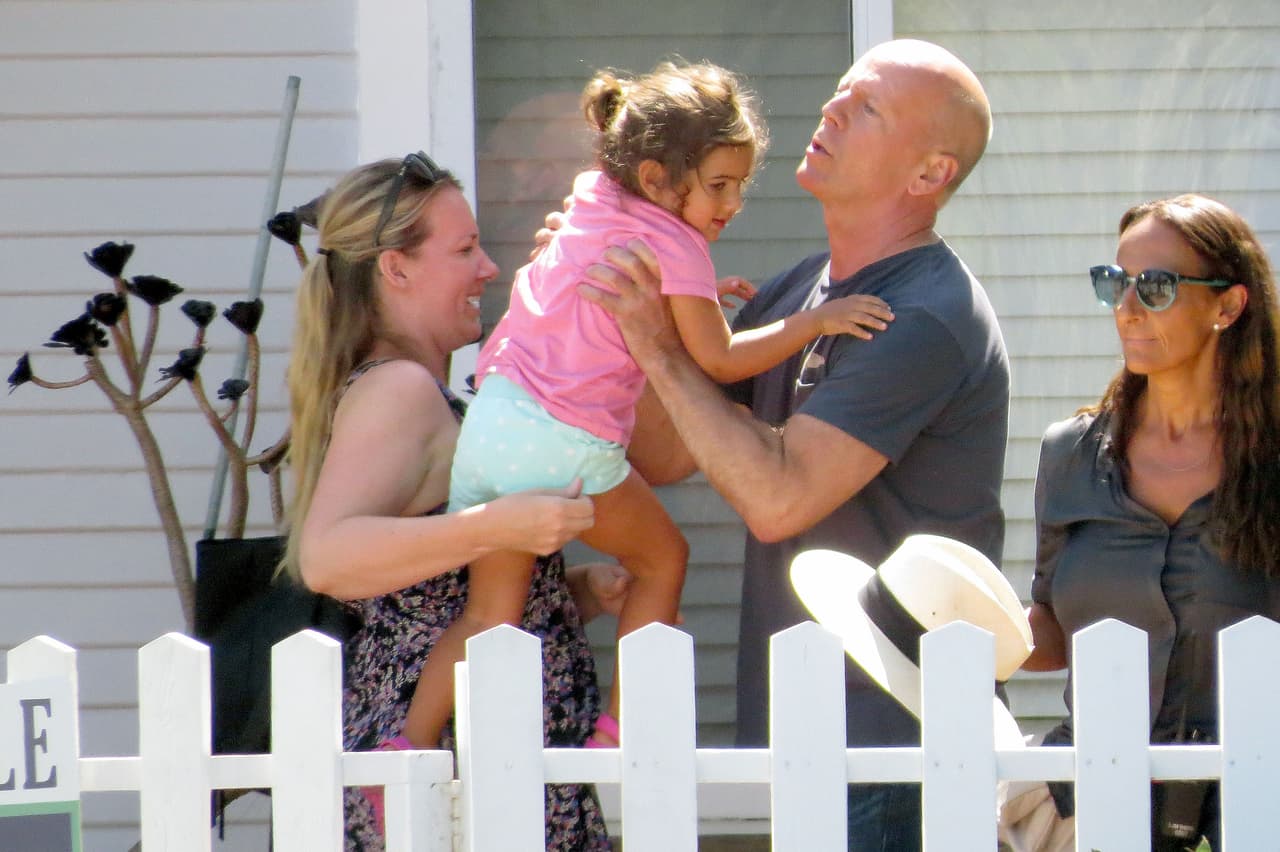 Bruce no resistió más y la cargó de nuevo.