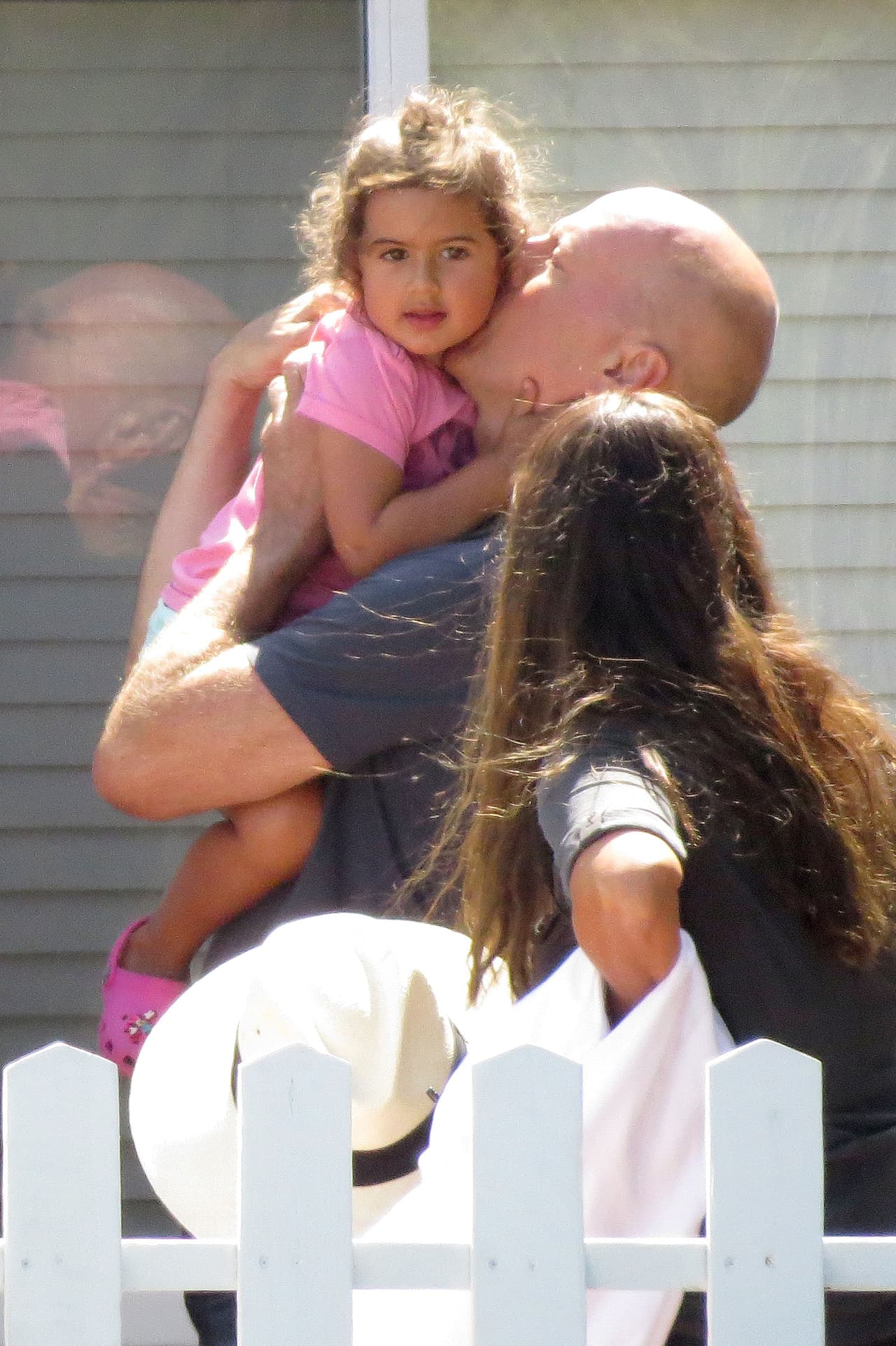 Antes de regresar al trabajo le dio otros besitos.