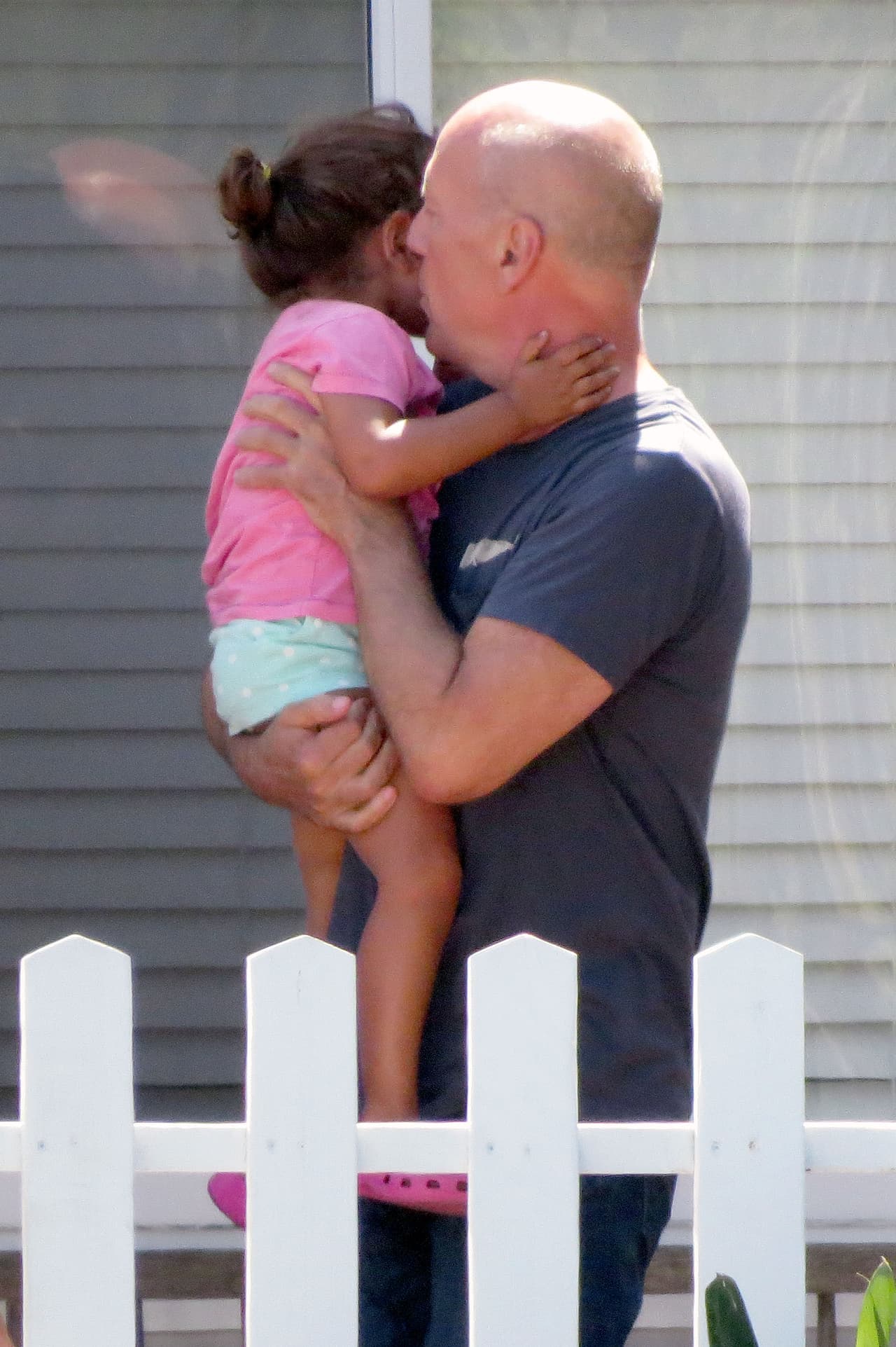 Evelyn es su primer hija junto a Emma Heming.