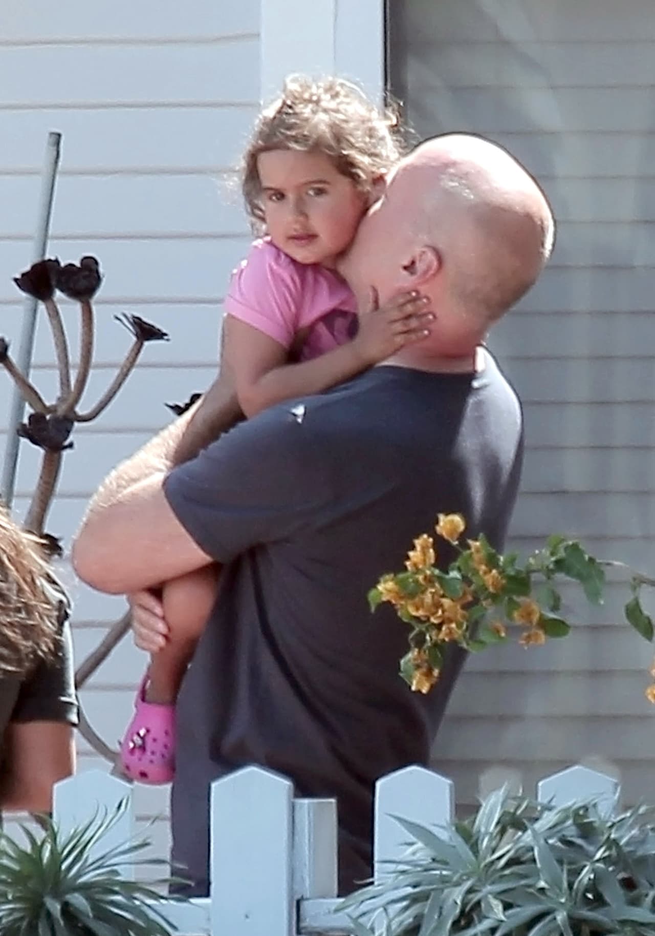 Muy orgulloso la cargó en cada oportunidad que tuvo.