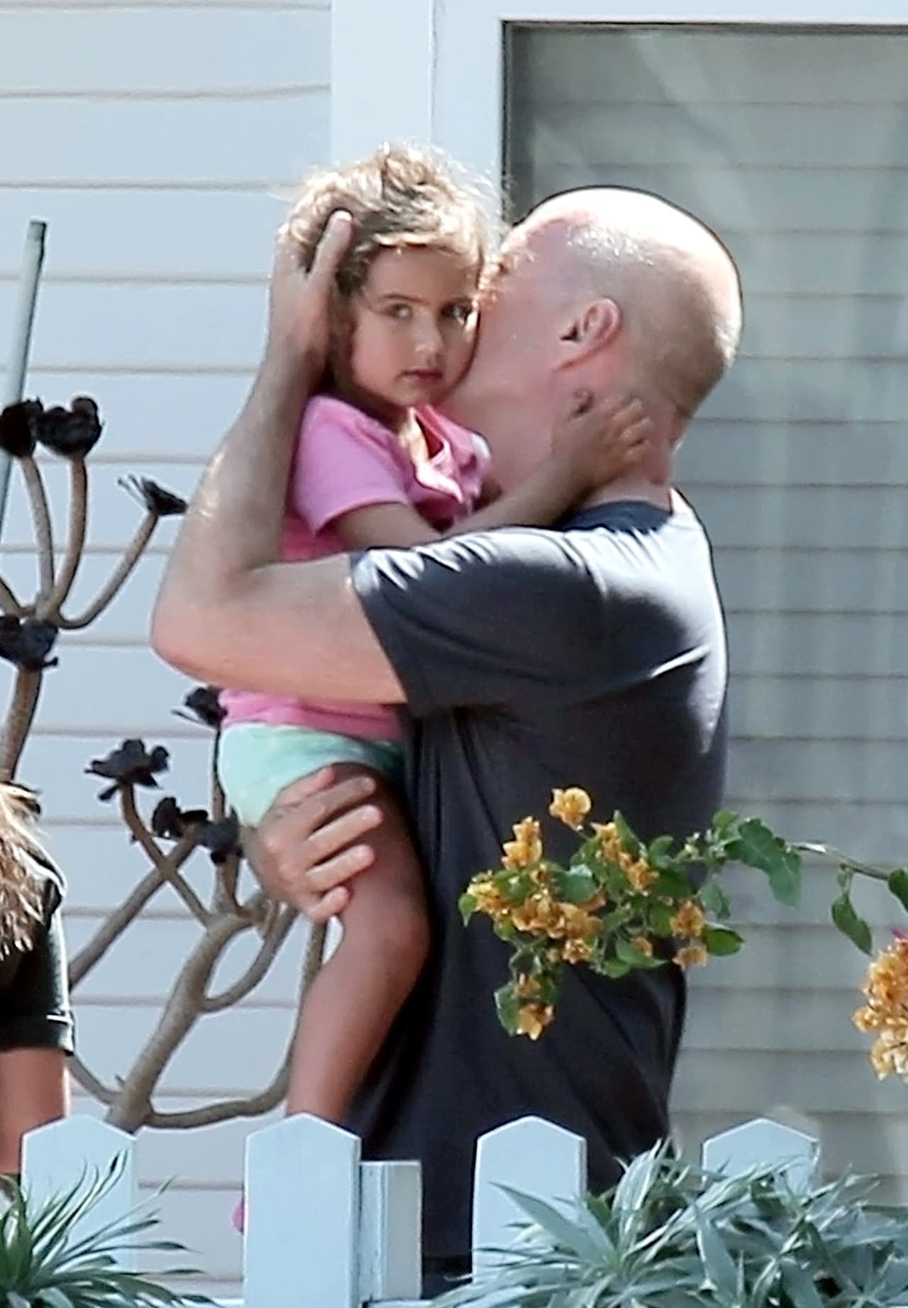 Y la nena respondió a los cariños de su papi con un abrazo.