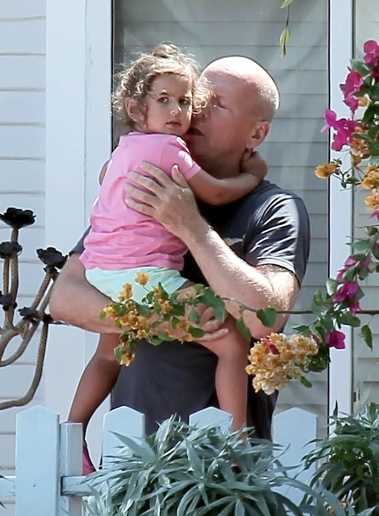 Bruce Willis no se puede serparar de su hijita Evelyn.