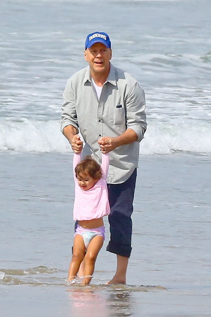Estas son más fotos encantadoras de Bruce con sus hijitas.