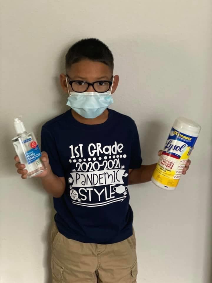 Con gel antibacterial en mano y toallitas para desinfectar, este estudiante del Distrito Escolar de Garland inició su nuevo año escolar.
<br>