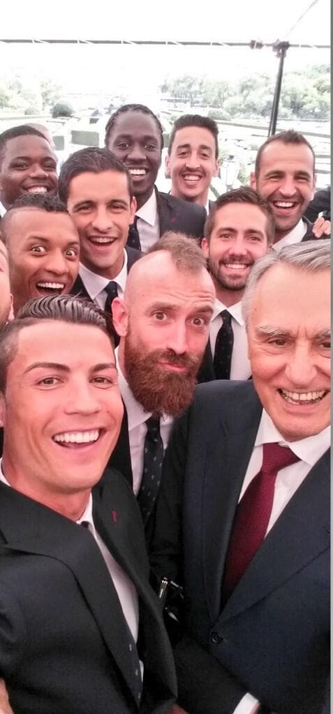 Cristiano Ronaldo junto al pesidente Portugués y sus compañeros de equipo.