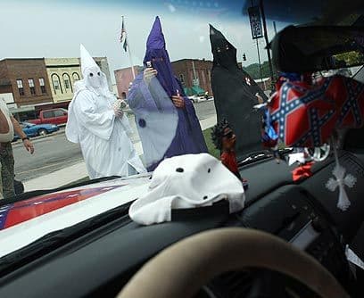 Desde ArkansasSi bien carecen de organización a nivel nacional, el KKK tiene un líder autoproclamado en Thom Robb, de la ciudad de Zinc, en Arkansas, donde funciona una filial.El extremismo de estos grupos de odio es volátil y cada vez que salen a desfilar generan tensión con el resto de la población.