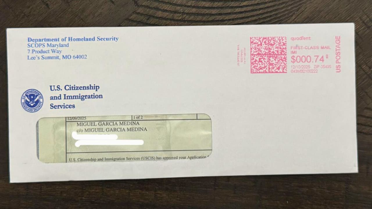 Stephany Gauffeny compartió la fotografía de la carta de USCIS que recibió en su casa.