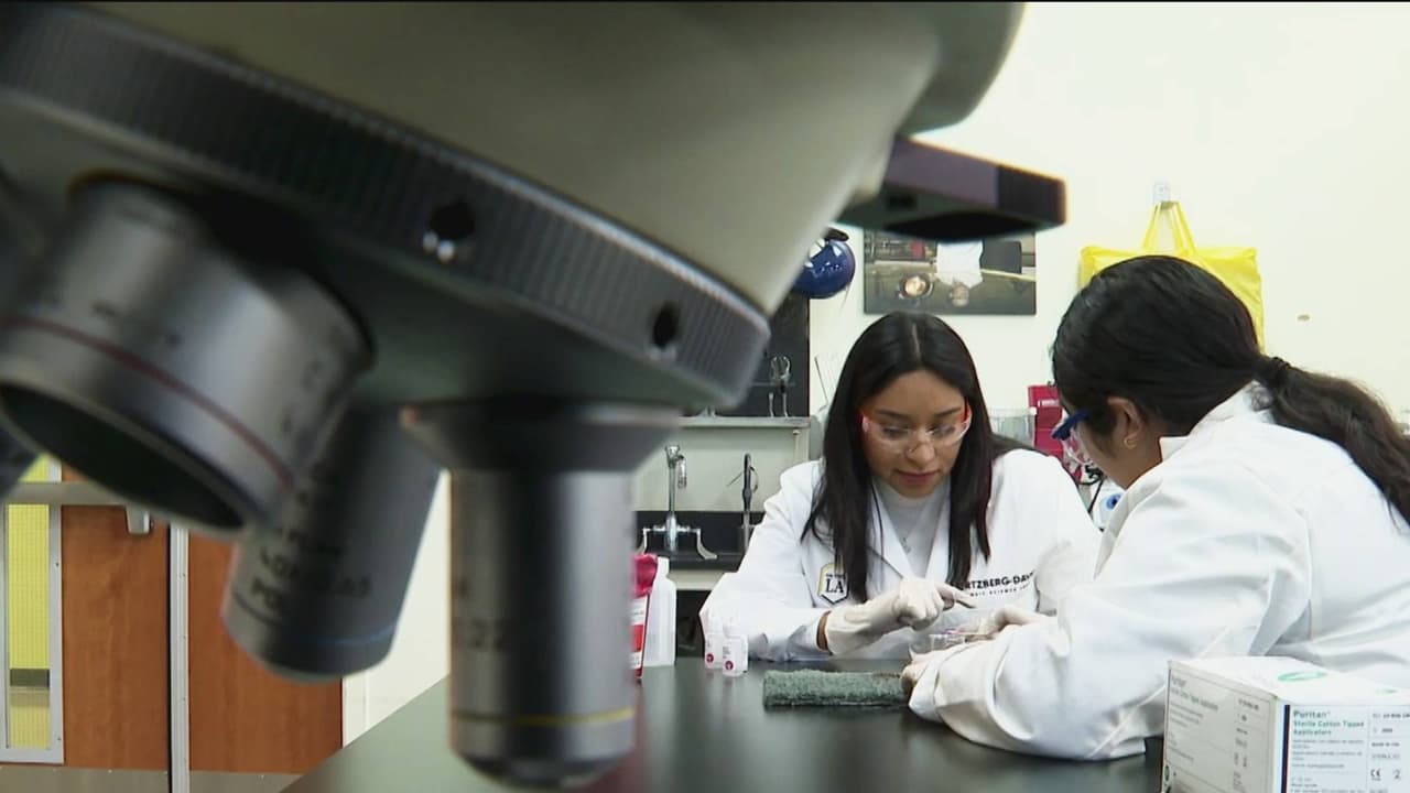 Estudiando las escenas del crimen: así se preparan los futuros investigadores en criminalística