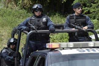 Elementos de la Policía Federal resguardan la zona donde fueron halladas las fosas clandestinas en el marco de la búsqueda de los 43 estudiantes desaparecidos en Guerrero.