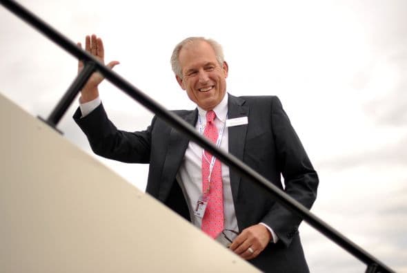 22. JIM MCNERNEY- El CEO de Boeing, contraio a lo que se podría pensar, no incrementó en nada sus ingresos de un año al otro, él continuó con su mismo salario: $13,768,019.