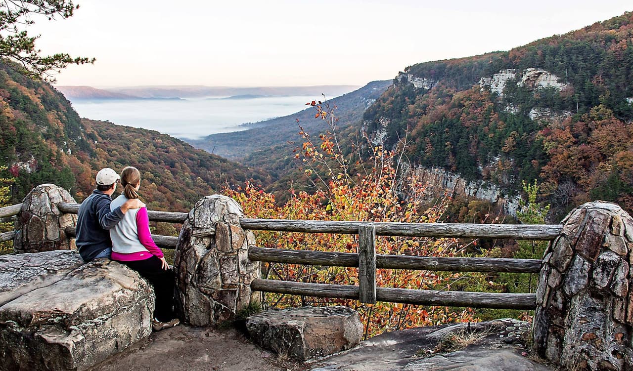 <b>Cloudland Canyon State Park</b>: Esta ubicación, más al oeste de Helen, se encuentra en Rising Fawn y consta de cinco excelentes rutas de senderismo, cada una de las cuales ofrece un lugar nuevo y hermoso para algunas fotografías maravillosas. La variada geología del parque le ha otorgado el título de "el parque más pintoresco de Georgia".