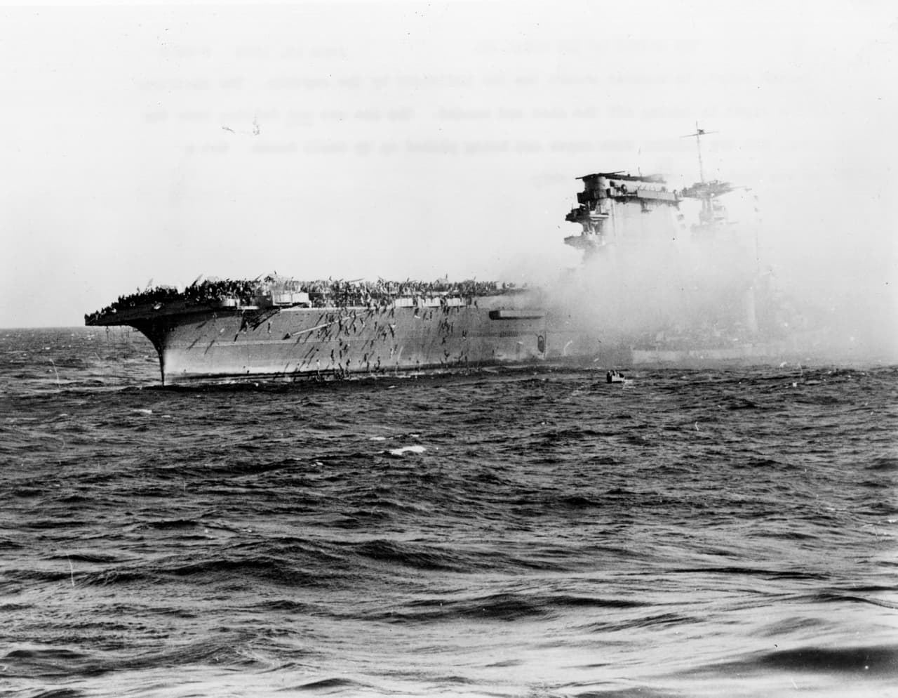 La tripulación superviviente del USS Lexington al momento de abandonar el barco. Los marineros se deslizaron hacia el agua por unas cuerdas y fueron recogidos por pequeñas embarcaciones. Un destructor (a la derecha) rescató enfermos y heridos. El USS Lexington, apodado ‘Lady Lex’, combatió junto al USS Yorktown contra tres portaaviones japoneses, en una batalla que duró entre el 4 y el 8 de mayo de 1942.