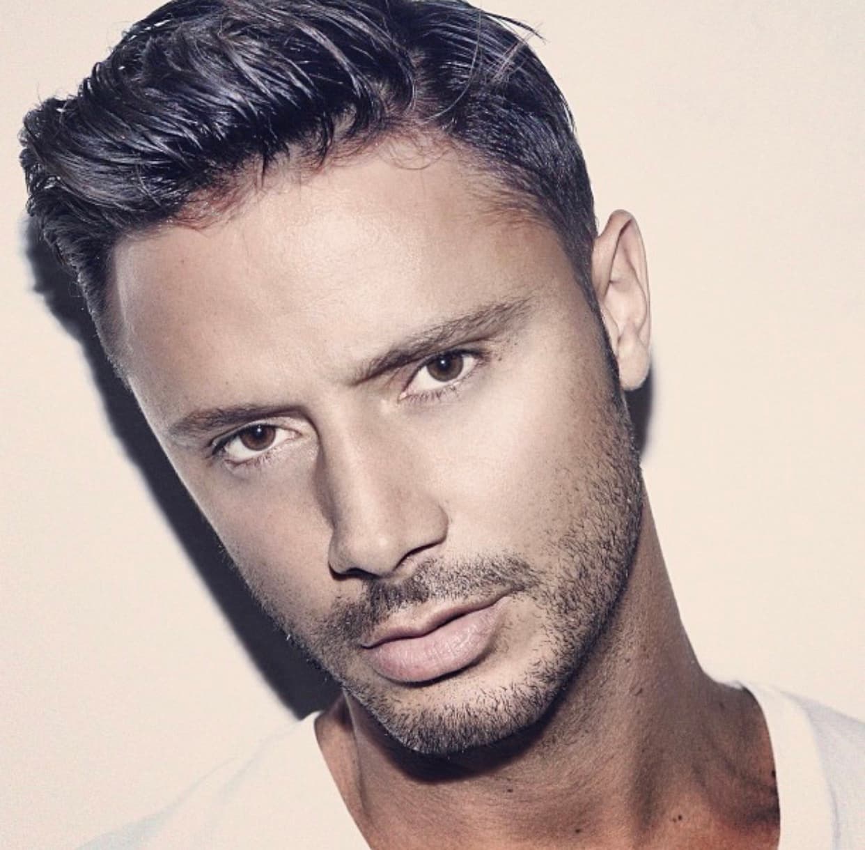 Ismael, 40 años, Venezuela. Es agente de bienes raíces y un apasionado del deporte.