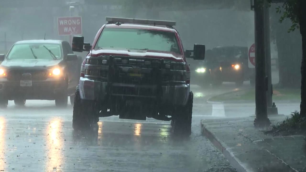 "Estamos en nivel 2. Las condiciones pueden ser peligrosas": Houston se prepara para el tiempo severo