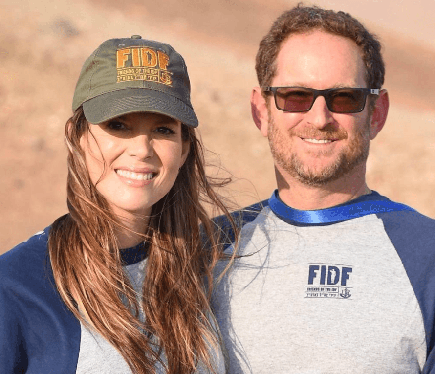 Desde ese momento su esposo, Joshua Mintz, y mellizos se convirtieron en la prioridad y comenzó el proceso para convertirse al judaísmo ortodoxo moderno, religión de su marido.
<br>