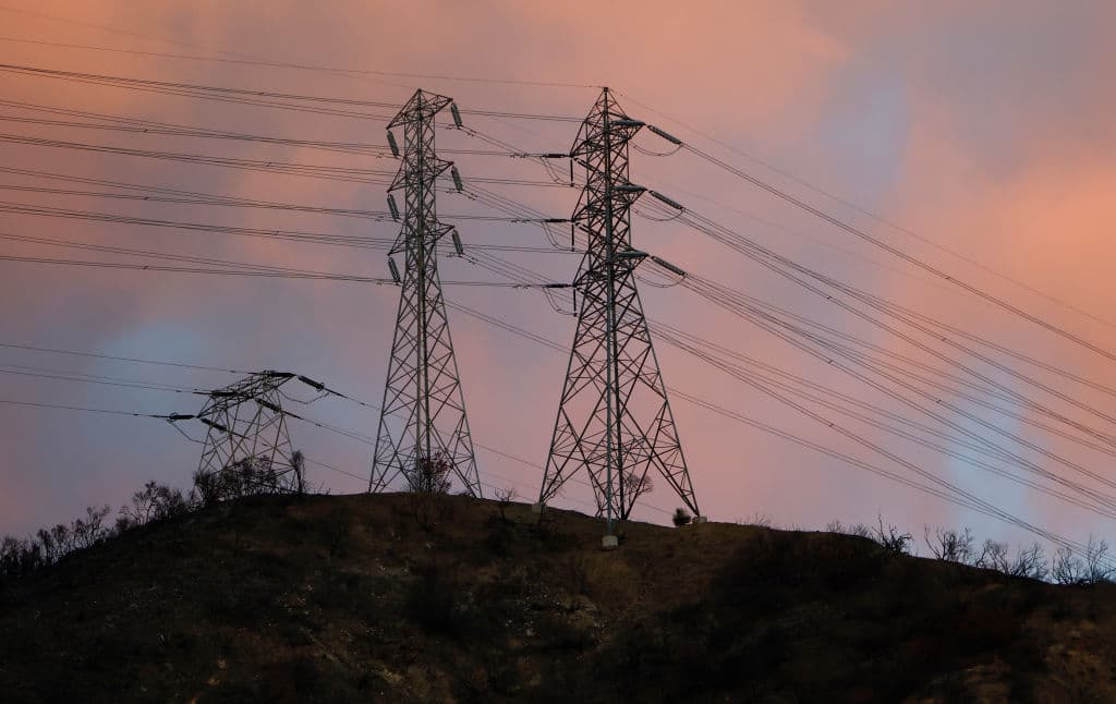 El 5 de marzo, el condado de Los Ángeles 
<b><a href="https://www.univision.com/local/los-angeles-kmex/edicion-digital-california/demanda-contra-socal-edison-afectados-buscan-justicia-y-orientacion-legal-tras-incendios-video" target="_blank">demandó a Southern California Edison</a></b>, acusando a la compañía de suministro de energía eléctrica de haber causado el Eaton Fire.