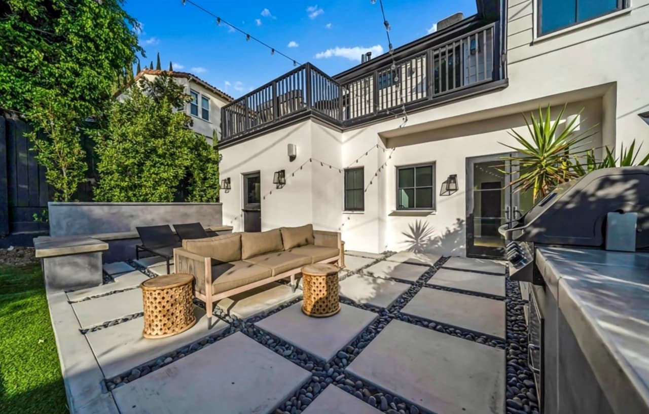 En la parte trasera, tiene una zona con asadero para tardes de barbacoa.
<br>