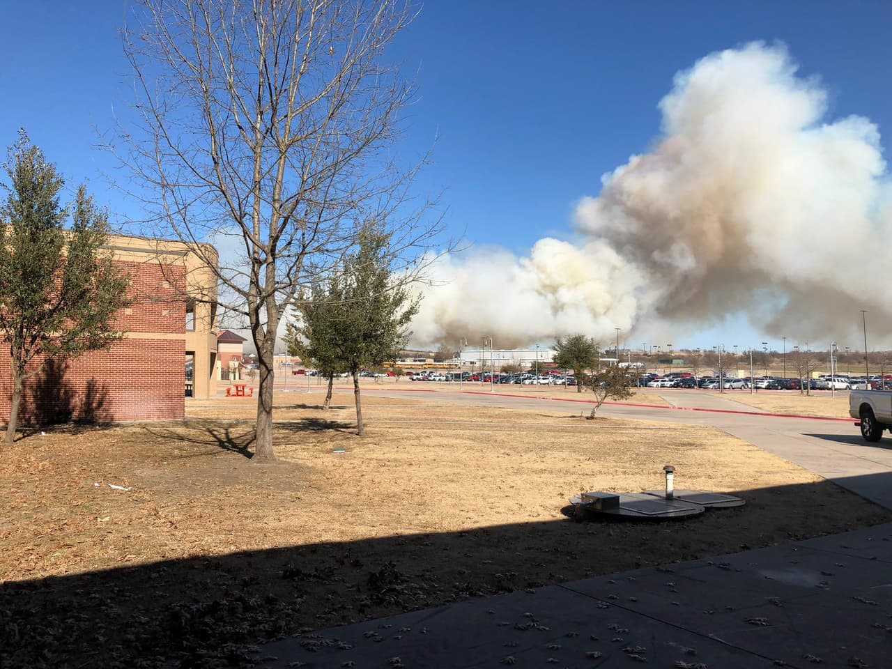 Eliza Guzmán de Olazarán nos mandó estás fotos desde Aledo. El distrito escolar debió cerrar al menos dos escuelas por el humo.