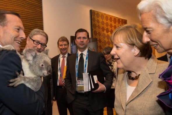 La canciller alemana, Angela Merkel, acompañada de otros asistentes a la Cumbre del G20.