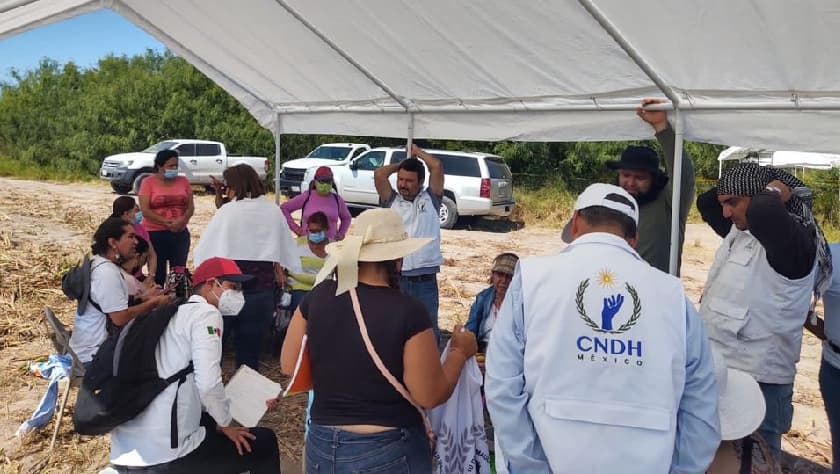 Familiares de desaparecidos junto a personal de la Comisión Nacional de los Derechos Humanos durante la búsqueda en La Bartolina, Tamaulipas, en agosto de 2021.
