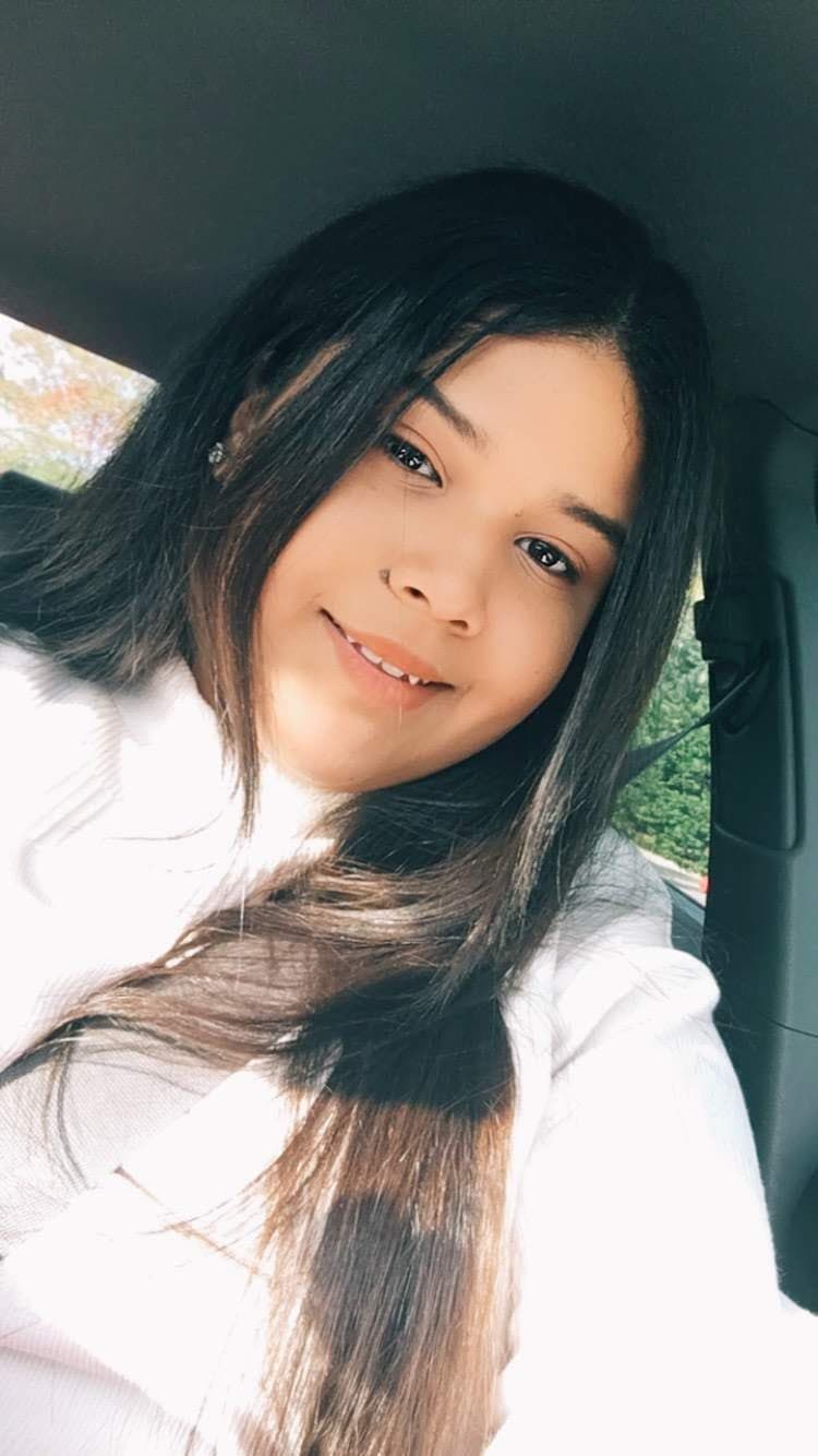 <b>Andrea Posadas</b>, quien es de Brentwood, Nueva York , y tiene 20 años de edad, es la ganadora del segundo lugar. En su video muestra los sectores de la vida que se impactan con la elección presidencial, como lo son los seguros médicos, la educación, las leyes de inmigración o la economía, por lo que invita a votar. En Edición Parental indicó que, aunque los jóvenes pueden estar desanimados a participar en los comicios, es muy importante que lo hagan, porque cada voto cuenta.