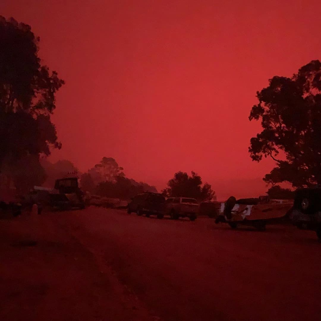La luz roja y el humo de los incendios forestales salvajes en Mallacoota, Victoria, Australia, son captados en esta imagen tomada el último día de 2019. Estos han sido los peores incendios desde el inicio de la temporada en septiembre. La gente se vio obligada a salir del sitio en botes.