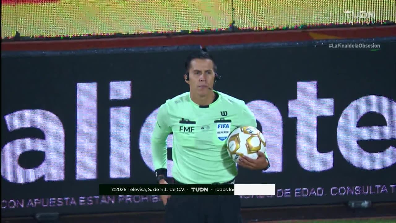 ¡Expulsión! El árbitro saca la roja directa a Ángel Rico.