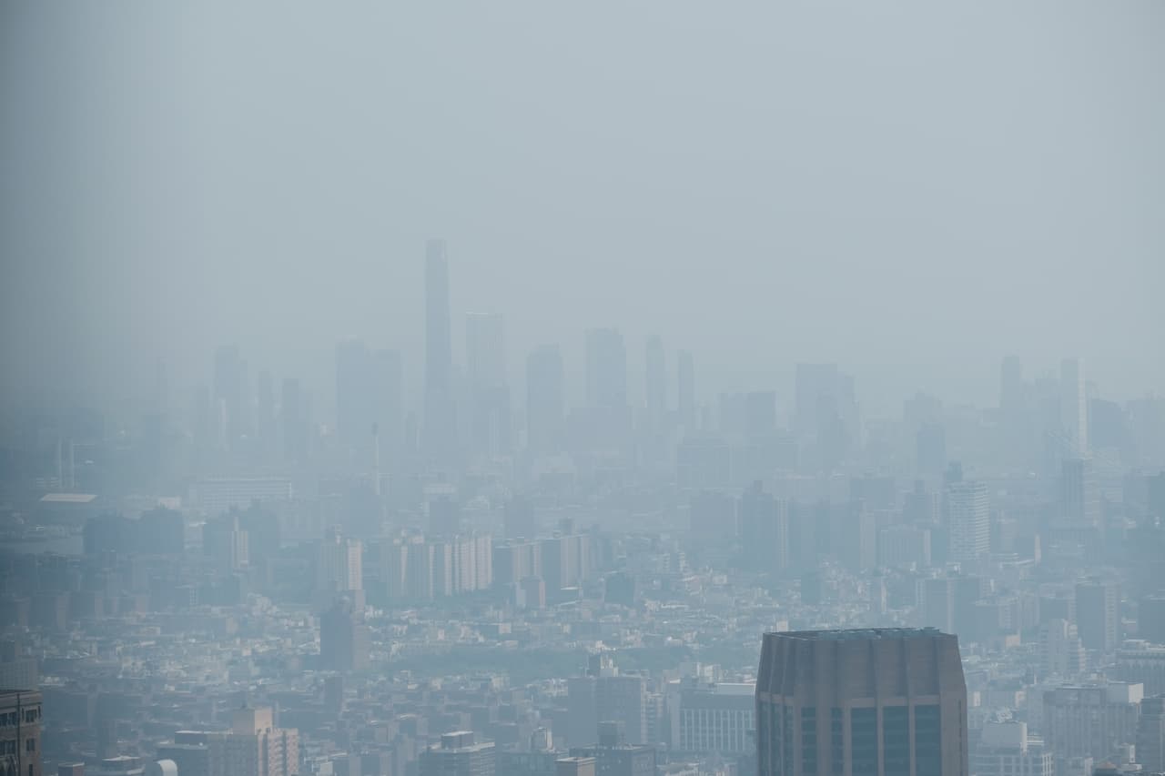 Manhattan cubierta por humo. Las autoridades han emitido un 
<a href="https://www.univision.com/local/nueva-york-wxtv/aviso-mala-calidad-aire-no-salir-aire-libre" target="_blank">aviso de mala calidad del aire</a>.