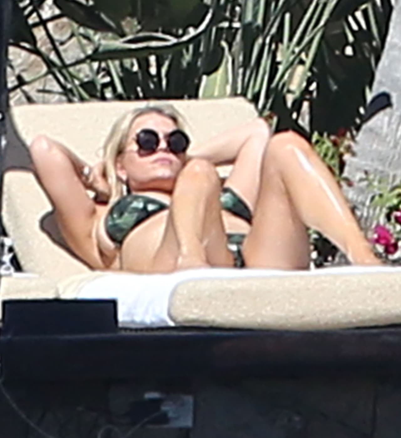 ¡Qué piernas! Ella sí que es una reina.