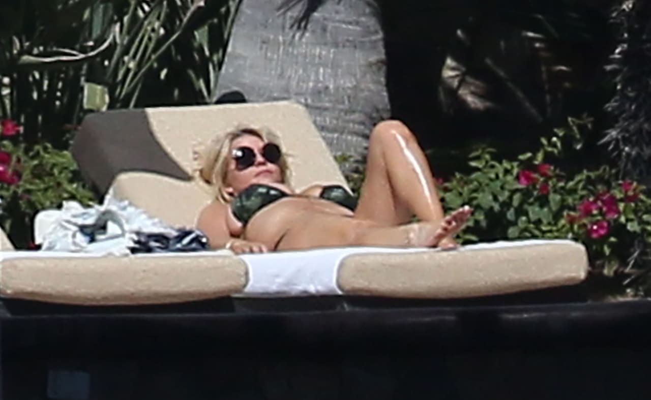 Y Jessica hizo hasta lo imposible por conseguir el bronceado perfecto.