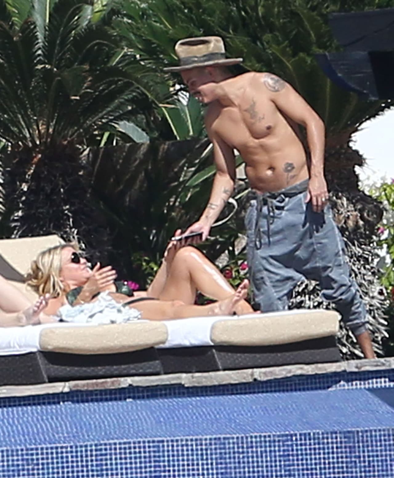 Por supuesto, nadie dejó de complacerla.