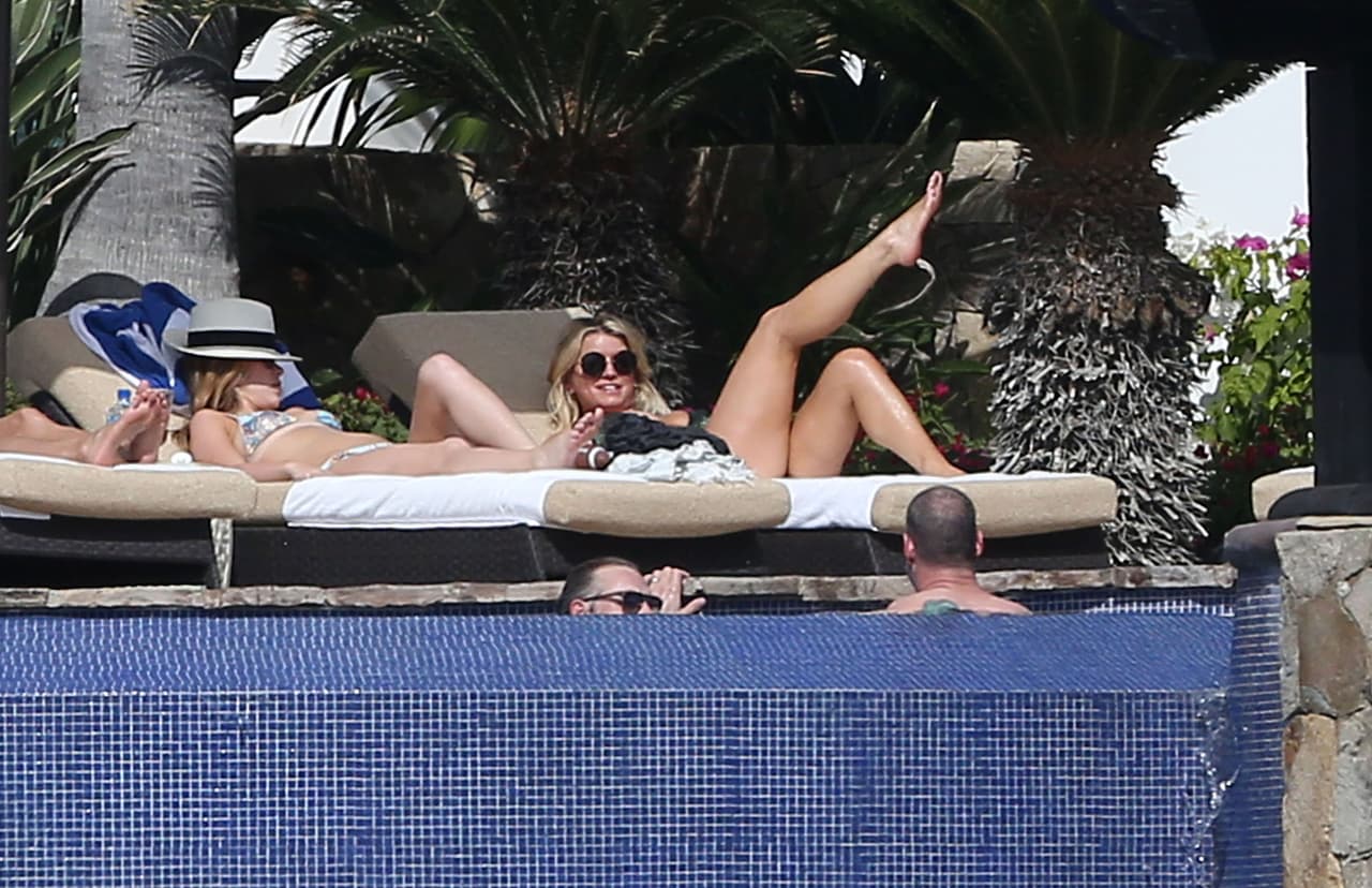 ¡Ay Jessica! Cuando tomas el sol tus fans se vuelven locos.