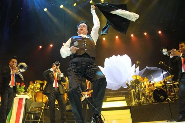 El Divo de Juárez, Juan Gabriel, hizo retumbar Phoenix con su música, su voz y sus bailes, enloqueciendo a miles de fans que llenaron el US Airways Center. Con un "¡Viva México!", Juanga arrancó su gira de conciertos del tour "Volver" ante un auditorio repleto que respondió con la misma pasión. Este ícono mexicano deleitó al público con sus grandes éxitos como "Querida", "El Noa Noa", "Inocente pobre amigo," y "Amor Eterno" entre muchos otros. El cantante se entregó por entero a sus seguidores, quienes cantaron, bailaron, lloraron y hasta aprovecharon para tomarse una selfie en un espectáculo que fue divertido y emotivo a la vez.