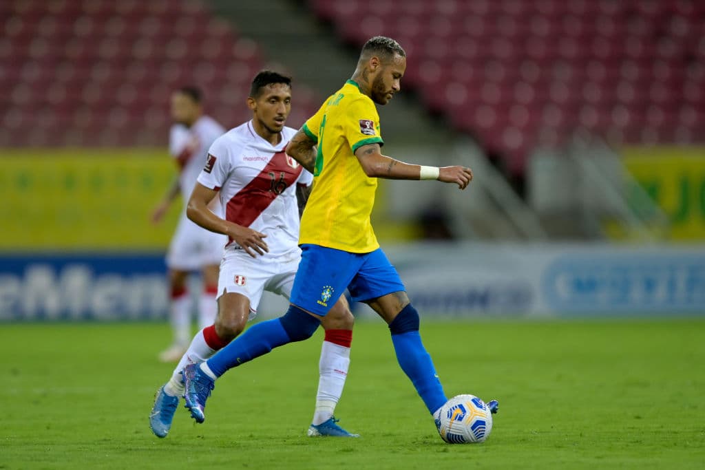 Brasil se mantiene en la cima de la eliminatoria de CONMEBOL luego de vencer a Perú 2-0 en casa.