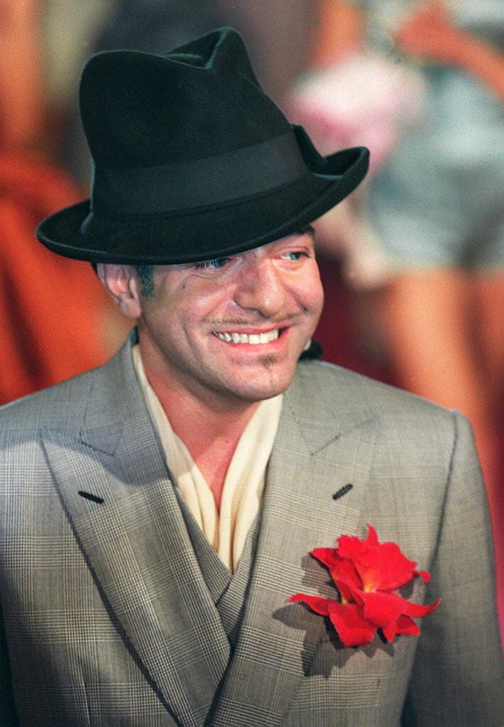 También diversificó el negocio hacia otros productos de lujo, como perfumes y joyas, con un éxito de ventas rotundo. Alguna de las composiciones más míticas de la historia de la perfumería llevan el sello
<b>Dior</b>.