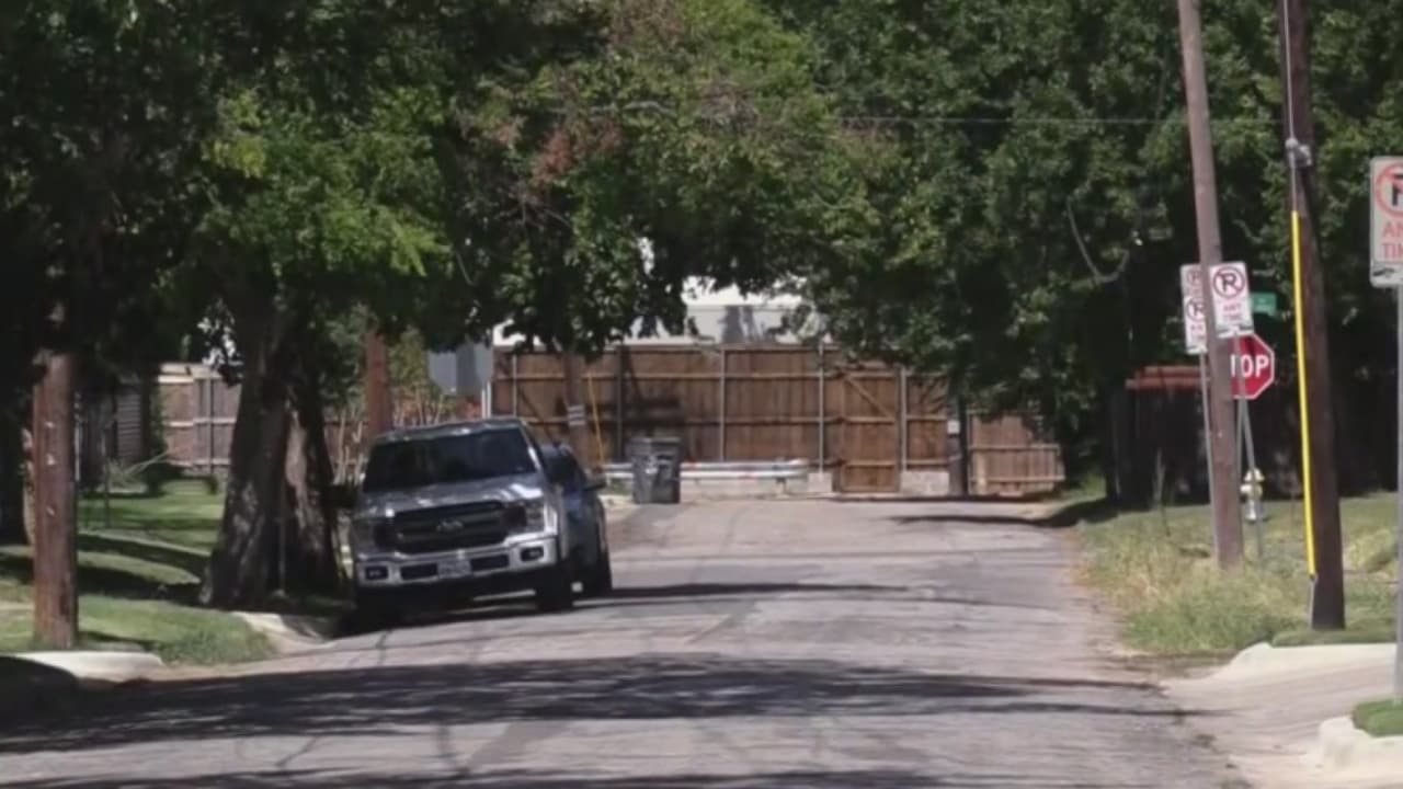 Hallan a una mujer muerta dentro de un auto incendiado en Dallas