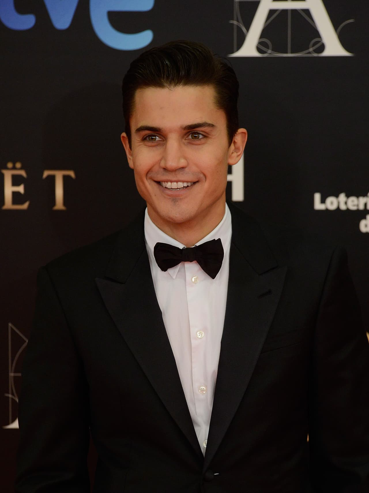 El apuesto actor se convertirá en Javier Morey en El Príncipe, y nos conquistará cada noche apoderándose de la pantalla de UniMás.