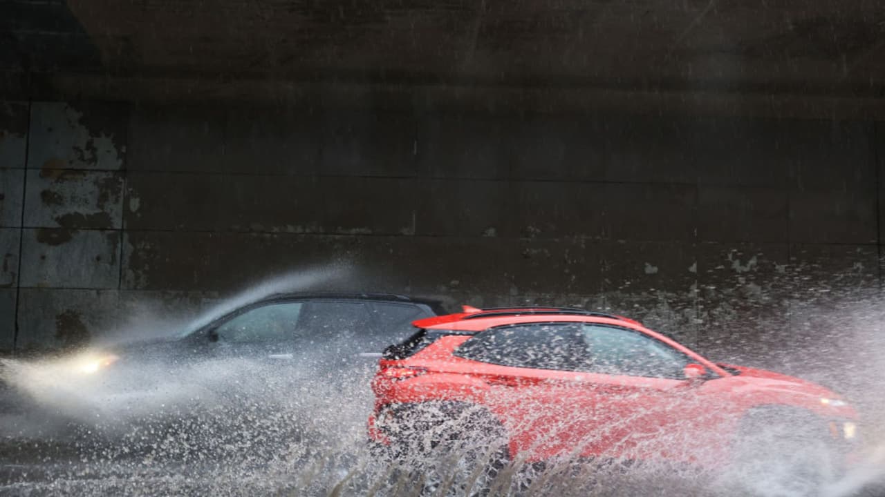 ¿Viajarás por carretera en Navidad? Claves para conducir bajo la lluvia y evitar accidentes