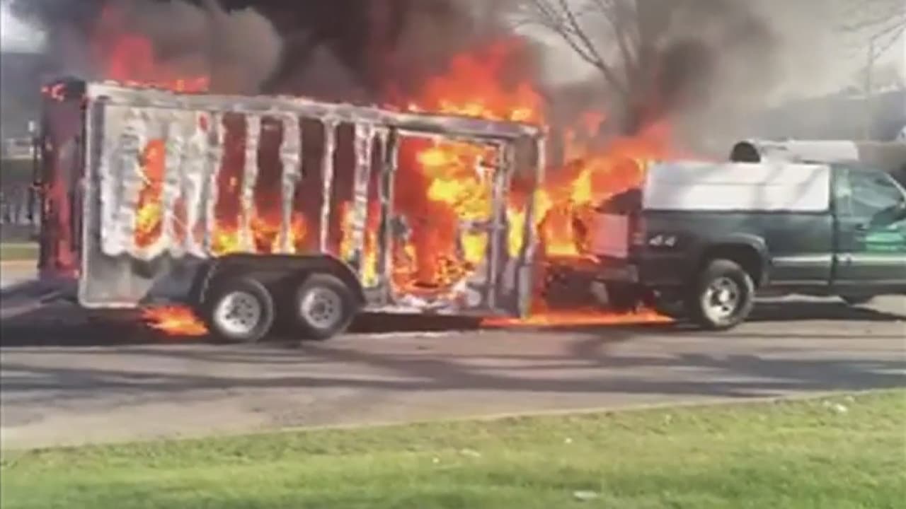 Un jardinero hispano resulta gravemente herido tras el incendio de su vehículo y tráiler de trabajo
