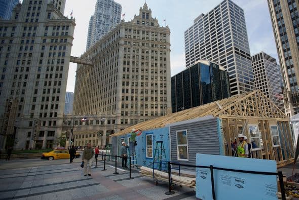 Un grupo de voluntarios se dieron a la tarea de construir 13 modelos de viviendas familiares en plena Plaza Federal, como parte de la iniciativa ‘Habitat For Humanity’, la cual busca mejorar la calidad de vida de familias en Illinois a través de la construcción de casas terreras a precios asequibles. Luego del evento estos modelos serán transportados a diferentes barrios de Chicago. Para más información o si desea participar puede visitar www.chicagolandhabitat.org