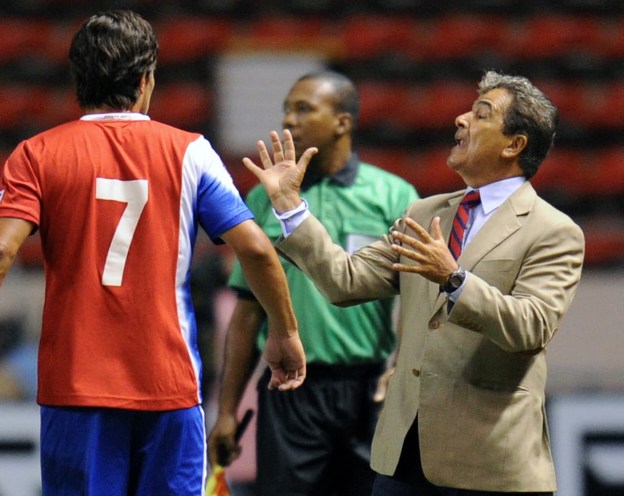 Pinto dirigió a Costa Rica en una actuación histórica en la Eliminatoria de la Concacaf con miras a Brasil 2014 y en ese Mundial, al clasificar hasta cuartos de final y terminar en el sexto lugar. Sin embargo, los jugadores pidieron su salida por algunas de sus actitudes.