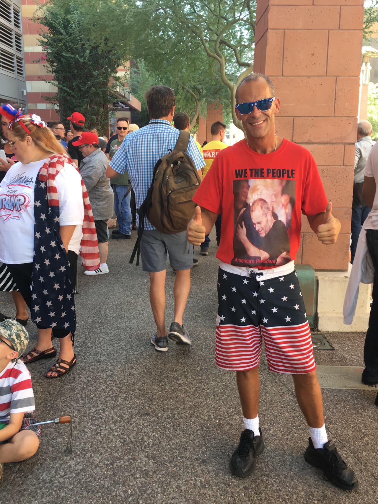 Uno de los seguidores de Trump, a la espera de ingresar al Centro de Convenciones.